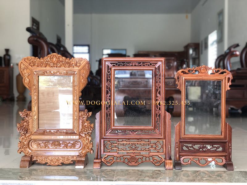 Khung ảnh thờ bằng gỗ đục chạm hoa mai: Với thiết kế đục chạm hoa mai tinh xảo, chiếc khung ảnh thờ bằng gỗ sẽ làm cho ngôi nhà của bạn trở nên thật lung linh và nổi bật. Sản phẩm chắc chắn sẽ làm bạn hài lòng bởi sự độc đáo và tinh tế của nó.