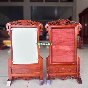 phía sau khung ảnh thờ