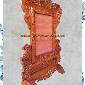 nhìn từ phía bên phải của khung khung ảnh thờ