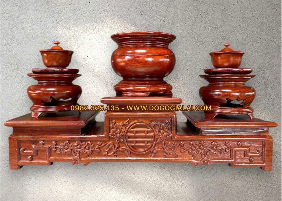 đế kê tam sơn kê bát hương và hai tách trà