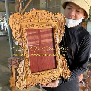 khung hình thờ treo tường được làm kỹ với hoạ tiết hoa sen