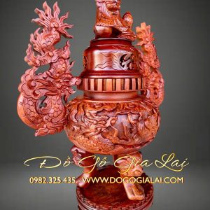 phần thân đỉnh được đục chạm song long chầu nguyệt