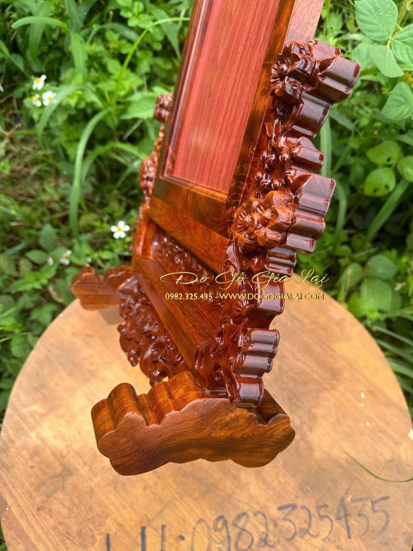 phần chân khung ảnh thờ được làm cong mềm mại