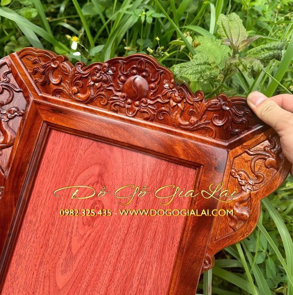 hoạ tiết rồng chầu bán nguyệt trên khung ảnh thờ