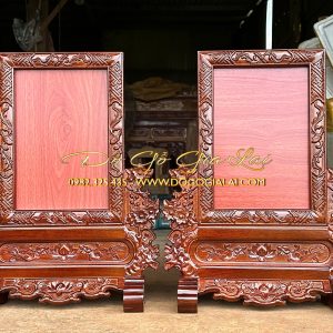 hai chiếc khung ảnh thờ hoa mai
