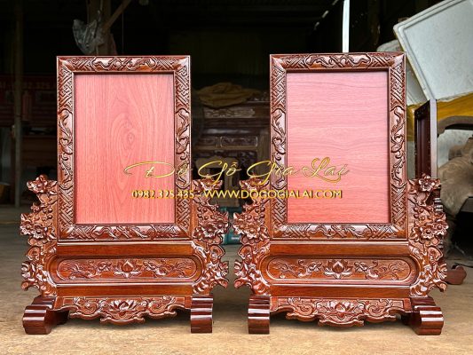 hai chiếc khung ảnh thờ hoa mai 