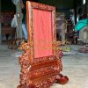 cạnh bên trái khung ảnh hoa mai