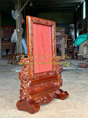 cạnh bên trái khung ảnh hoa mai