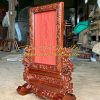 cạnh bên phải khung ảnh hoa mai