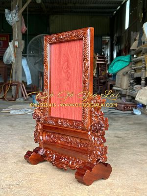cạnh bên phải khung ảnh hoa mai