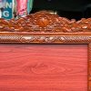 hoạ tiết mành trên của khung ảnh thờ 40x30 chạm hoa mai