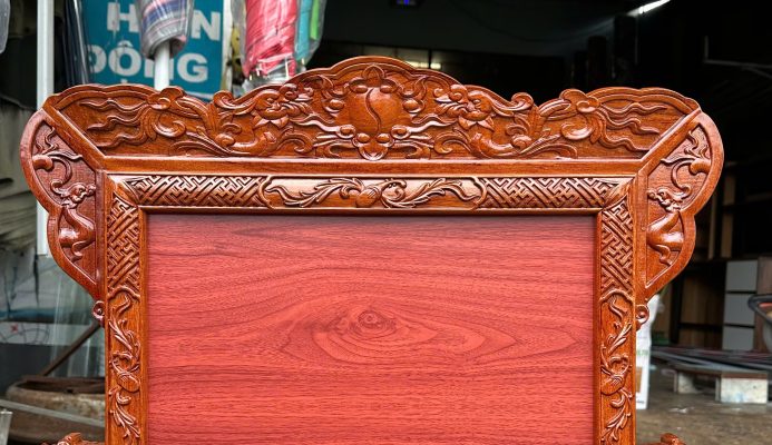 hoạ tiết mành trên của khung ảnh thờ 40x30 chạm hoa mai