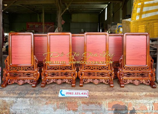 khung ảnh thờ được làm bằng gỗ hương ta gia lai